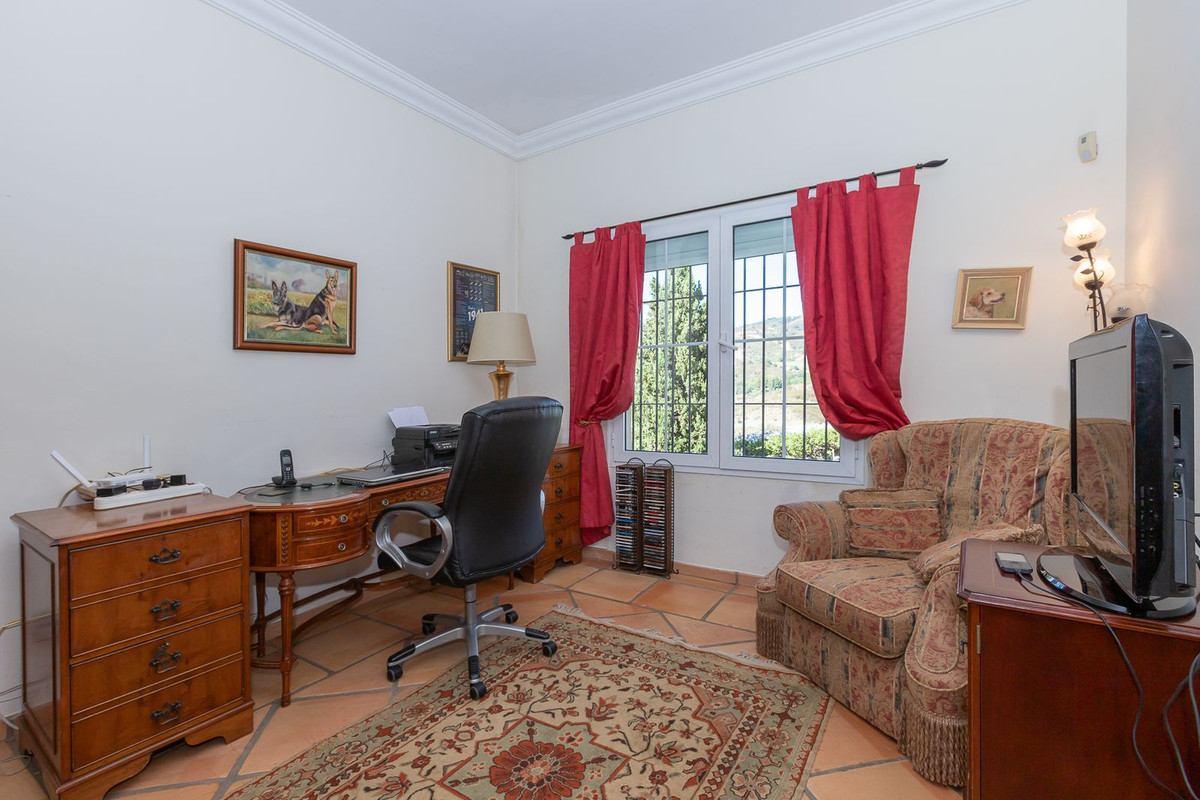 5 Bedroom Villa in Marbella - Photo 22