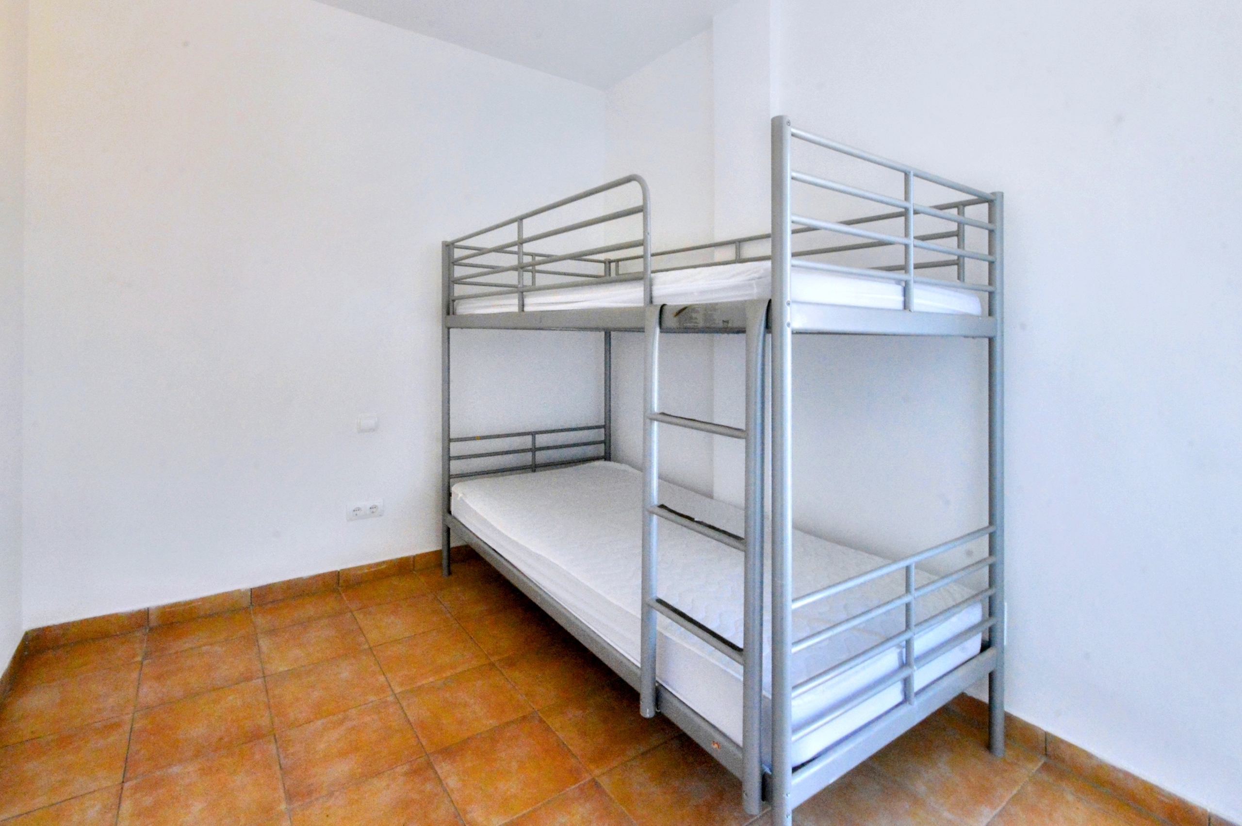 Chalet de 4 dormitorios con piscina en Granada – Foto 14
