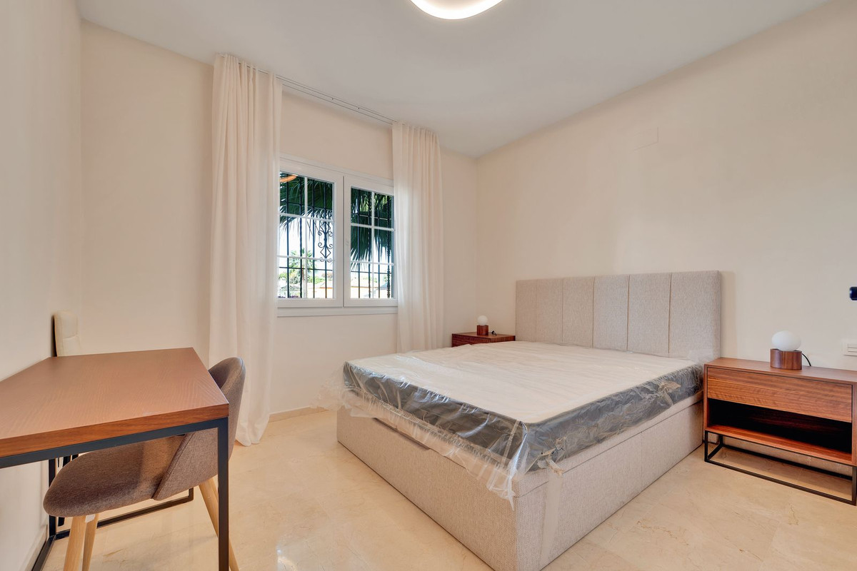 3 Bedroom Apartment in Estepona - Photo 7