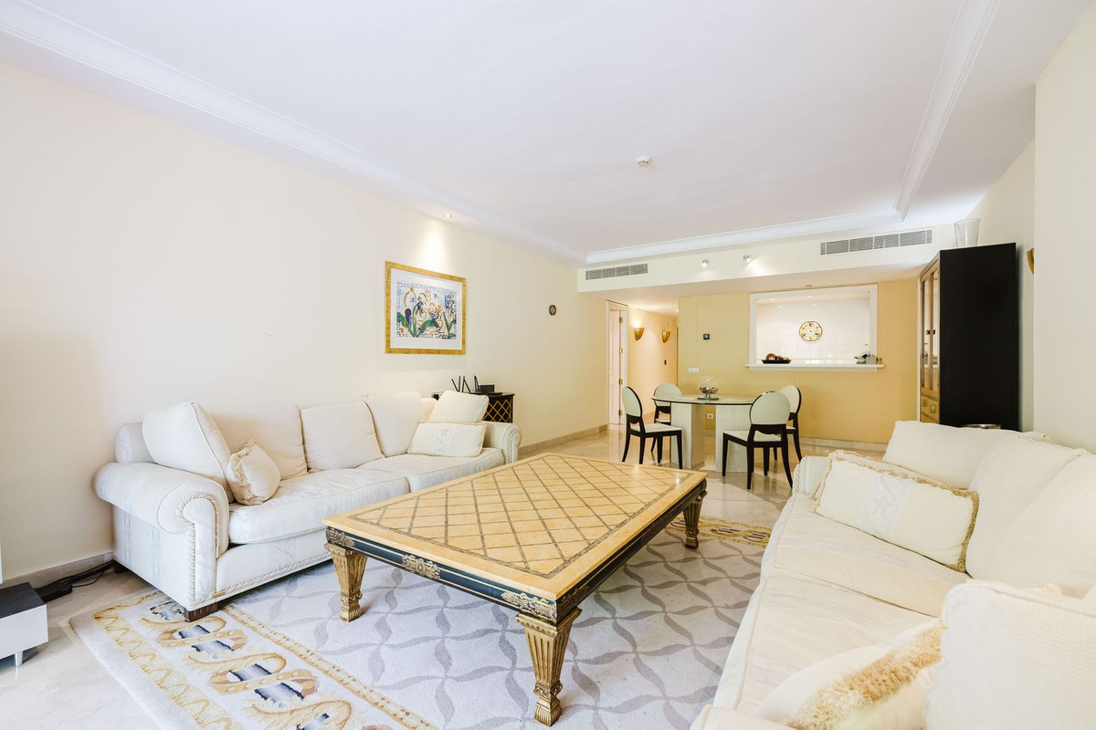 2 Bedroom Apartment in Estepona - Photo 13