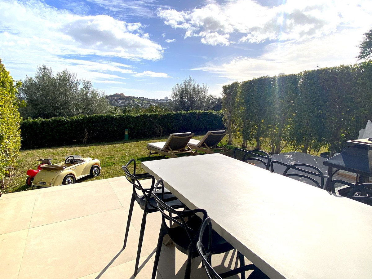 4 Bedroom Townhouse in Benahavís - Photo 17