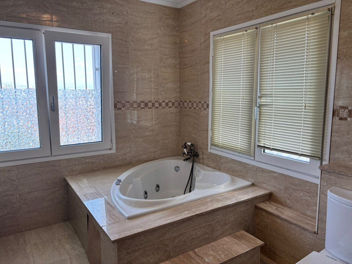 6 Bedroom Villa in Alhaurín de la Torre - Photo 17