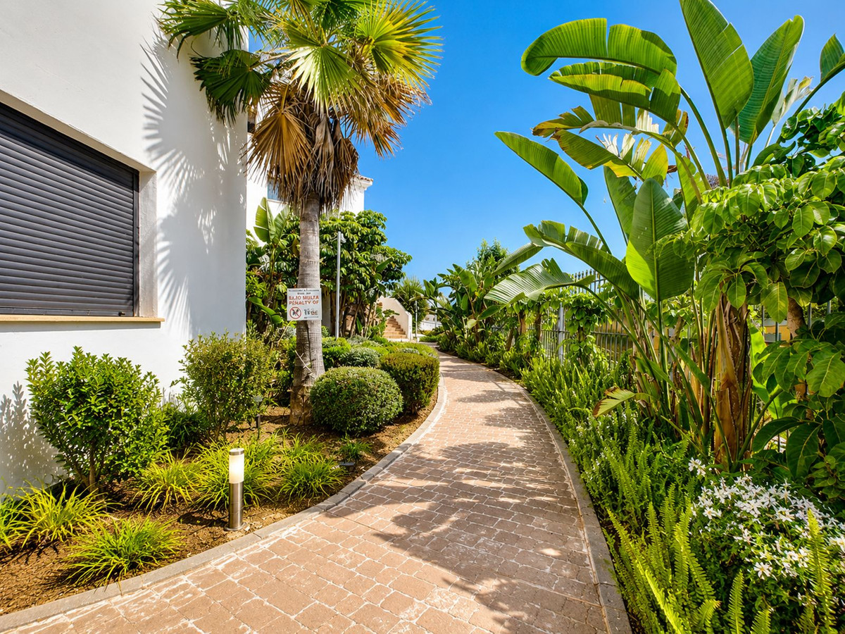 2 Bedroom Apartment in Estepona - Photo 38