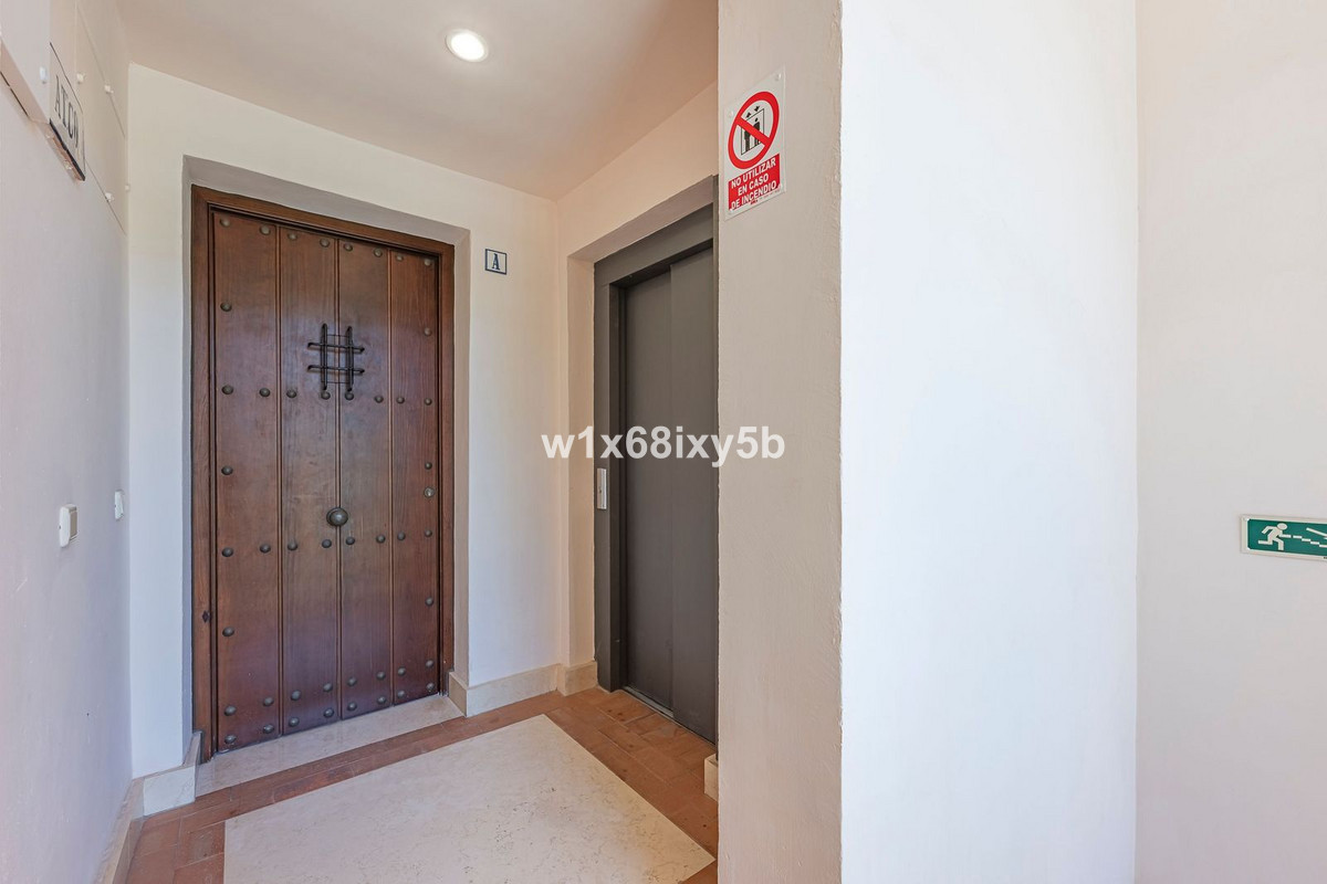 3 Bedroom Penthouse in Benahavís - Photo 25