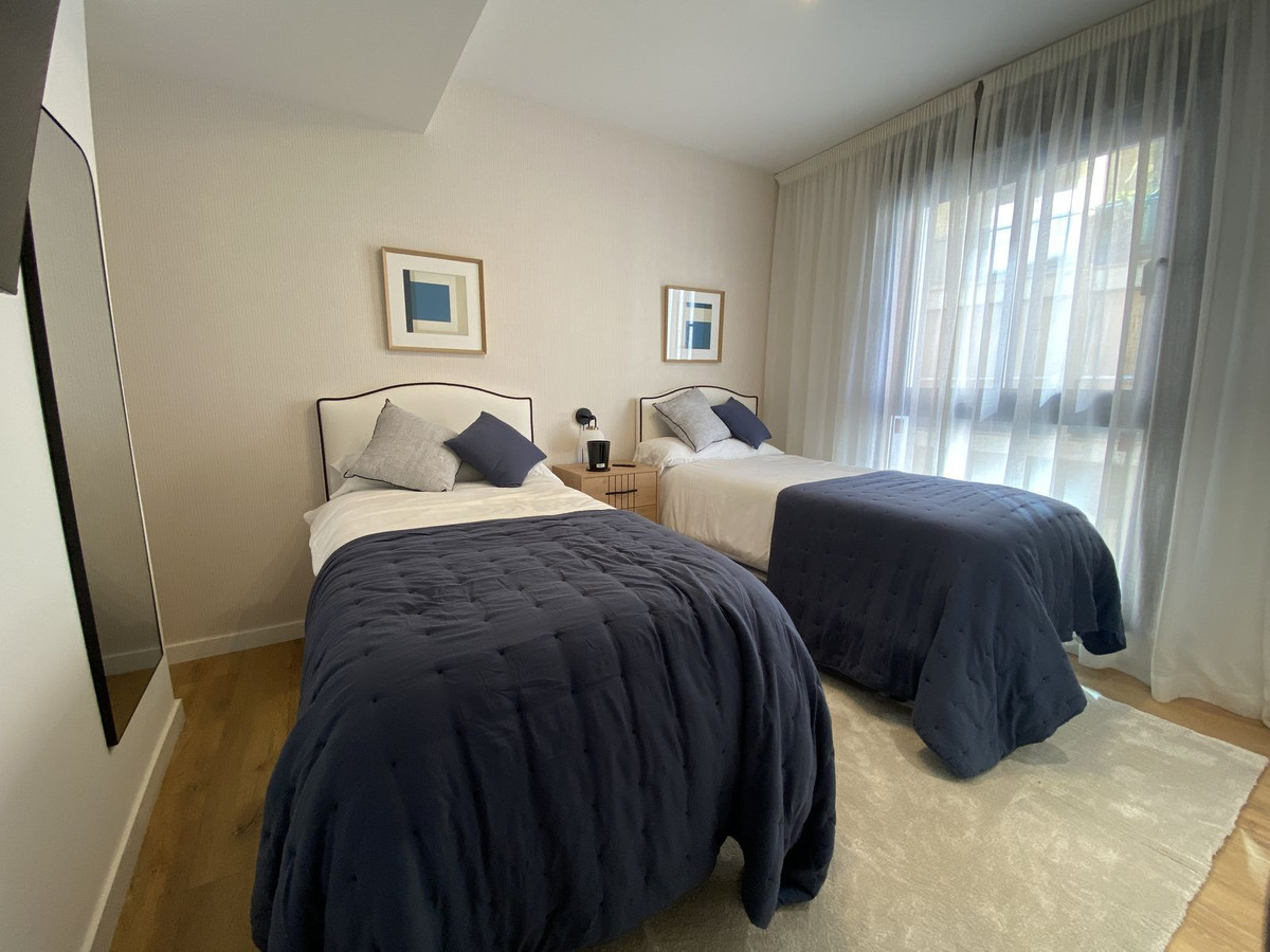 2 Bedroom Apartment in Estepona - Photo 14