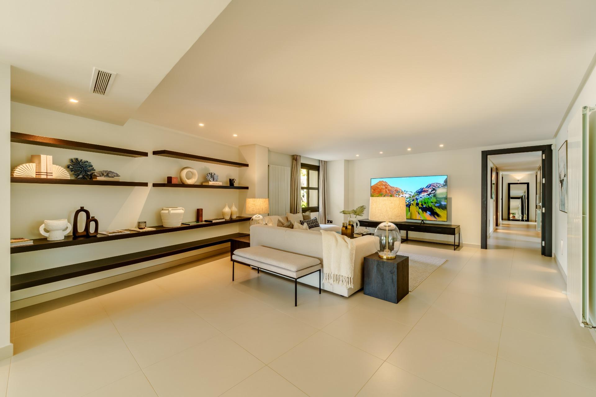 5 Bedroom Villa in Marbella - Photo 3