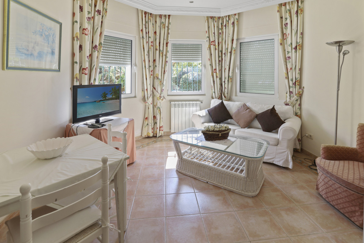 5 Bedroom Villa in Estepona - Photo 19