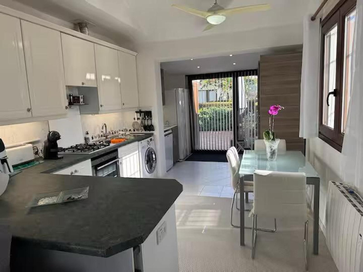 2 Bedroom Apartment in Estepona - Photo 3