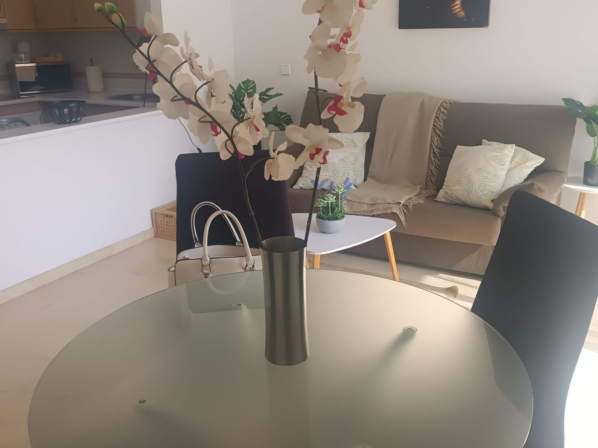 1 Bedroom Apartment in Estepona - Photo 6