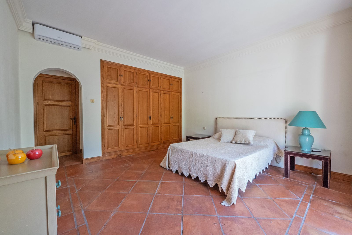 10 Bedroom Villa in Estepona - Photo 34