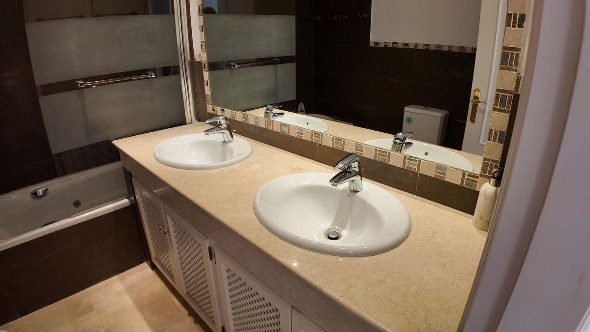 4 Bedroom Townhouse in Benahavís - Photo 34