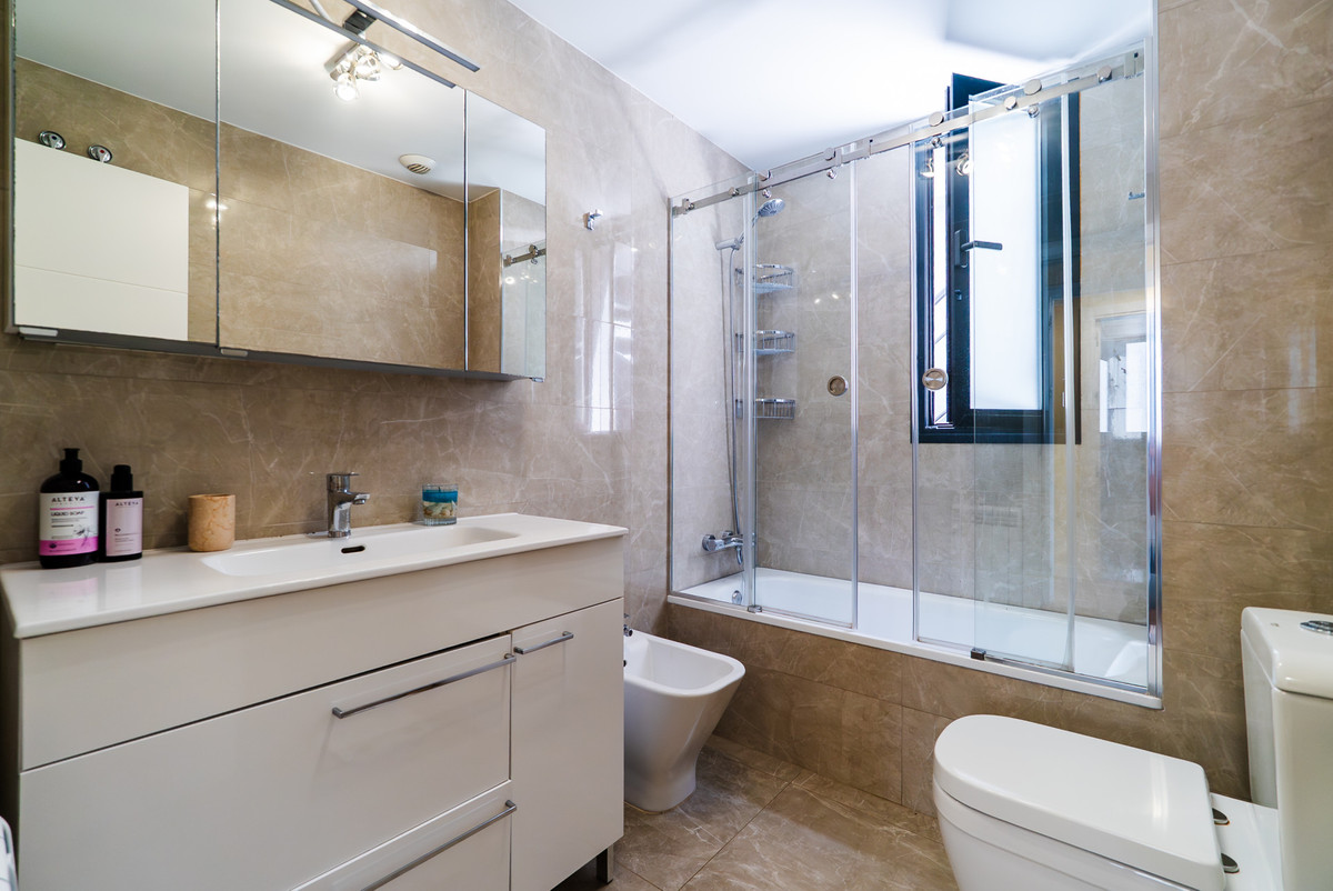 3 Bedroom Apartment in Estepona - Photo 25