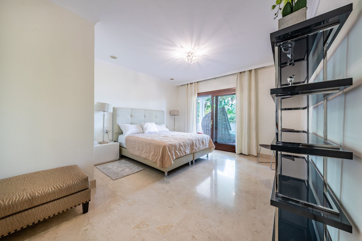 2 Bedroom Apartment in Marbella - Photo 21