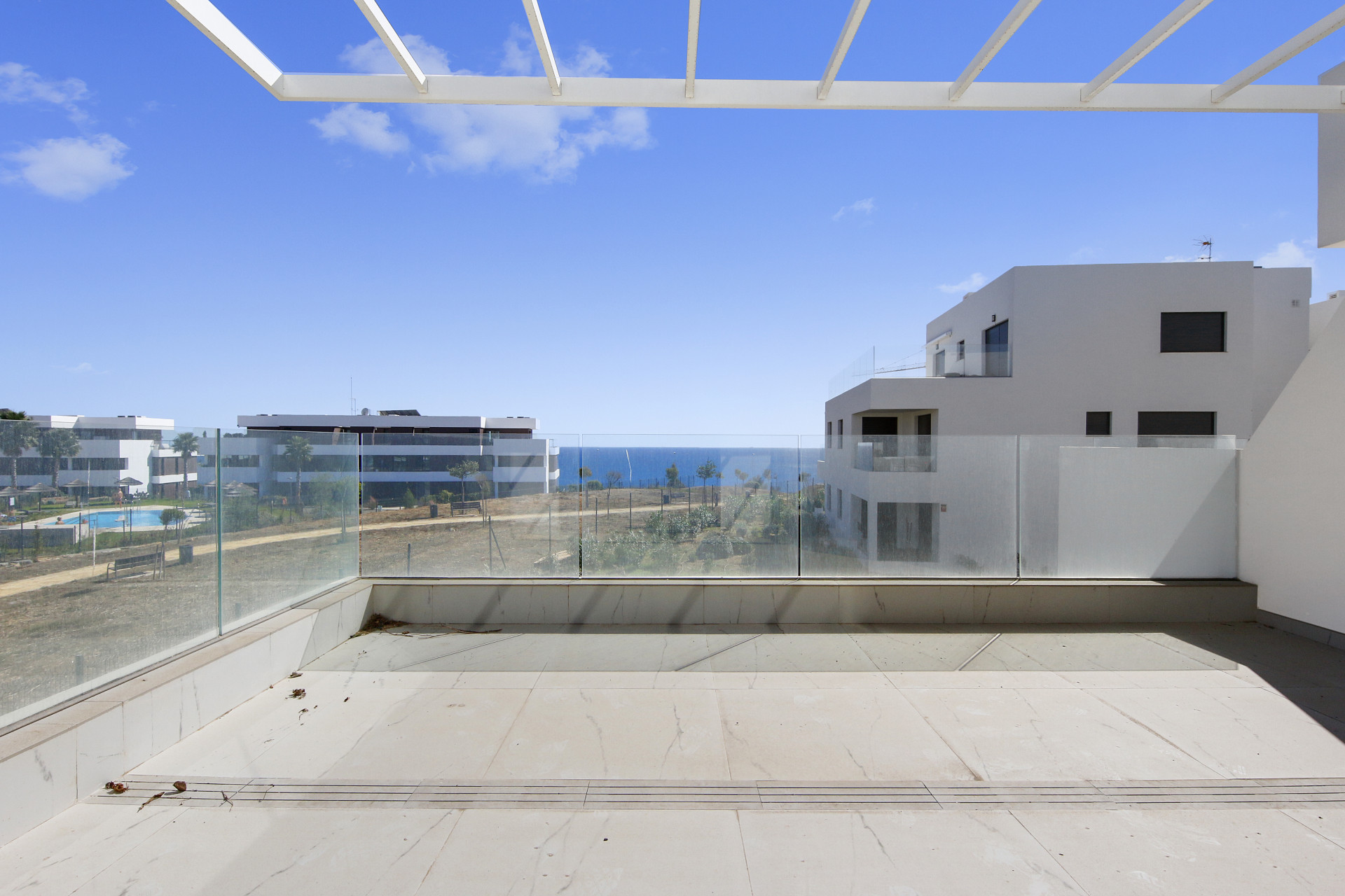 3 Bedroom Apartment in Estepona - Photo 3