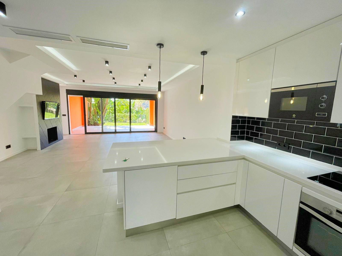 3 Bedroom Townhouse in Estepona - Photo 2