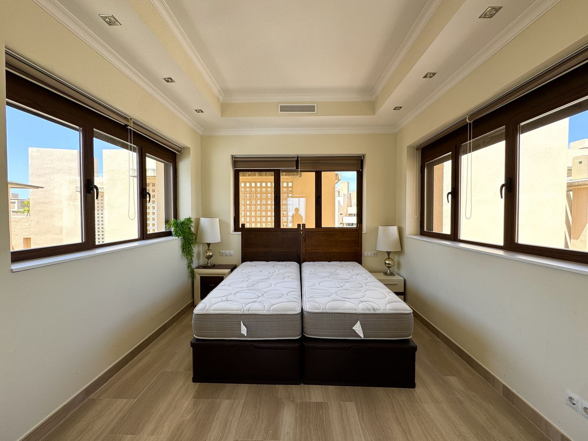 2 Bedroom Penthouse in Estepona - Photo 2
