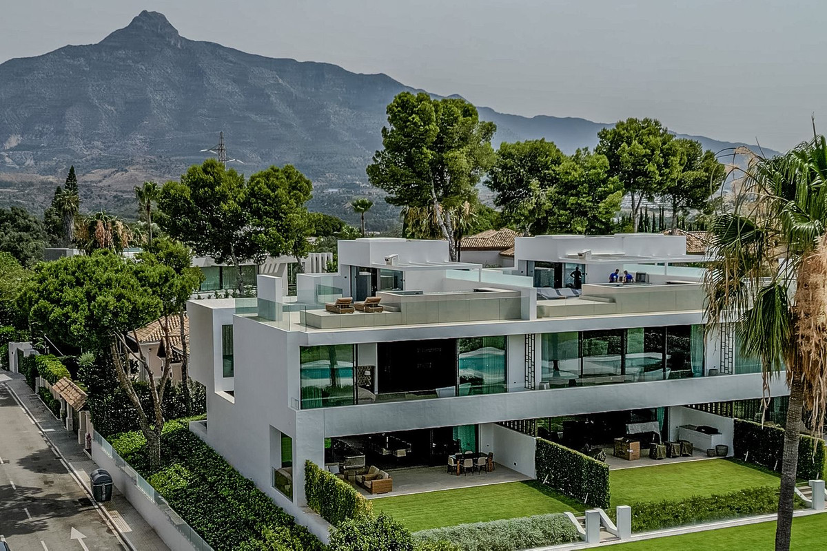 4 Bedroom Villa in Marbella - Photo 6