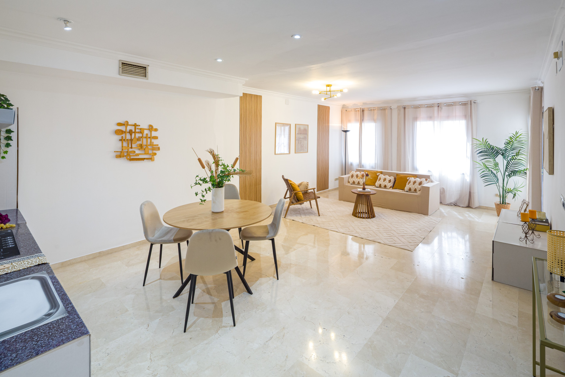 2 Bedroom Apartment in Marbella - Photo 5
