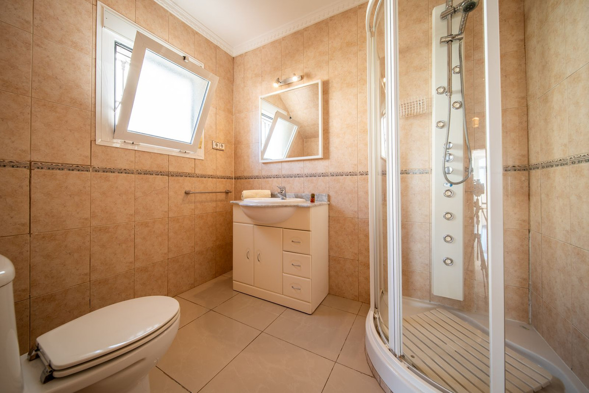 4 Bedroom Villa in Fuengirola - Photo 29