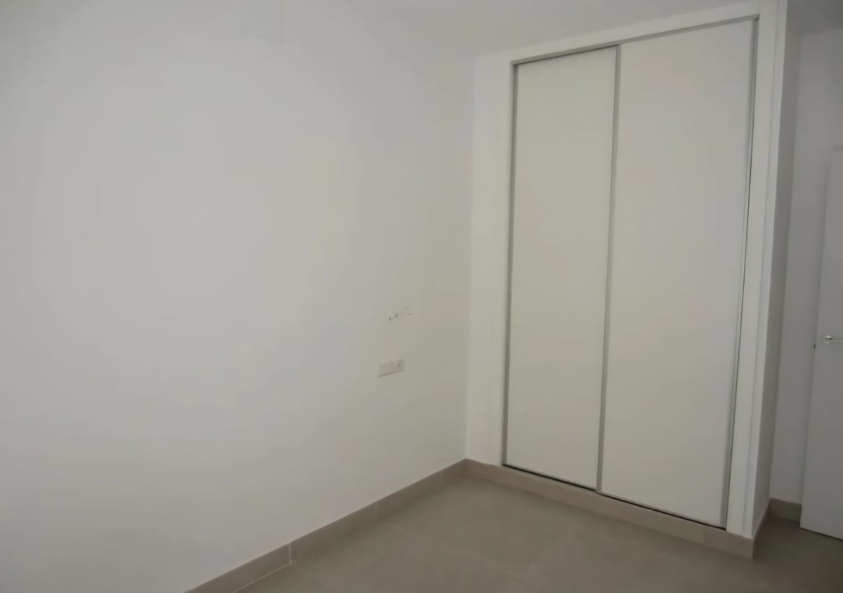 2 Bedroom Apartment in Fuengirola - Photo 8