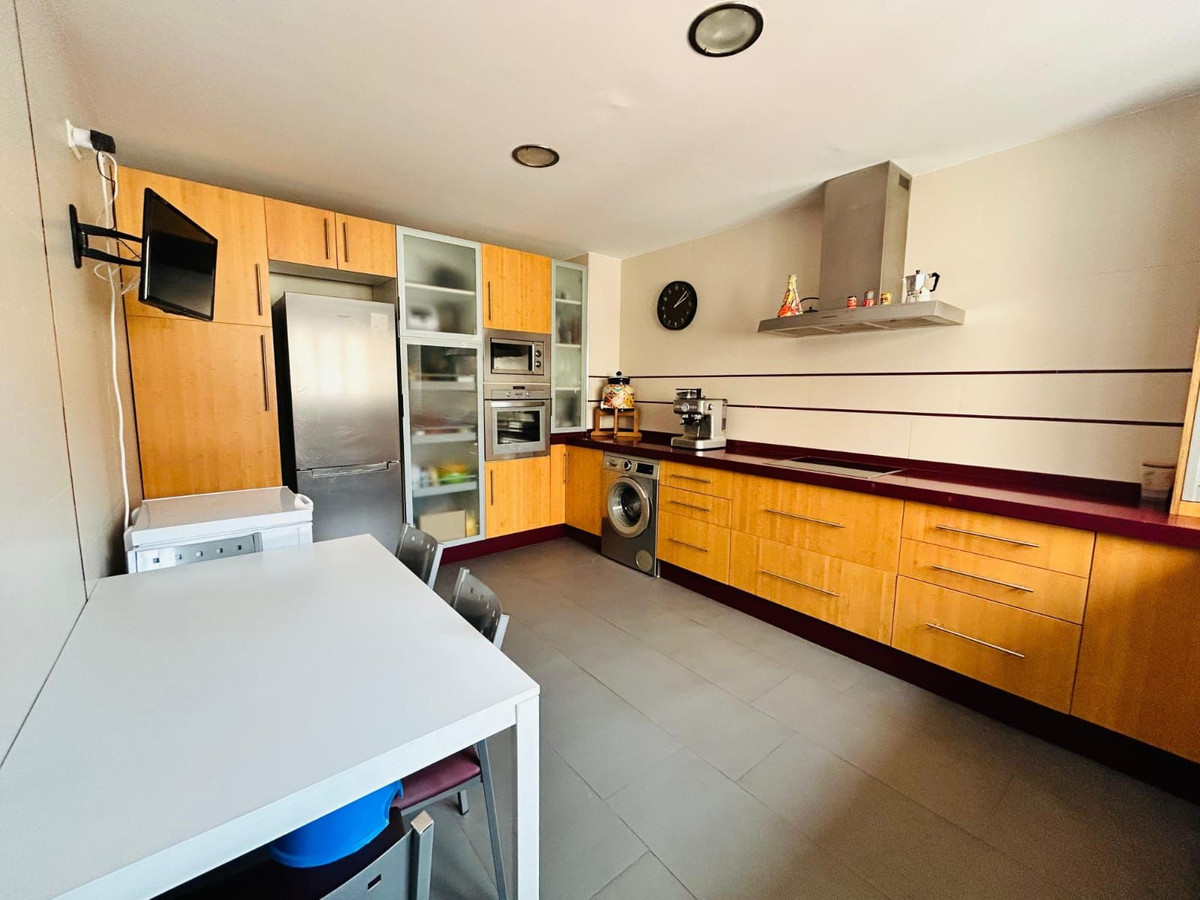 4 Bedroom Penthouse in Torremolinos - Photo 14