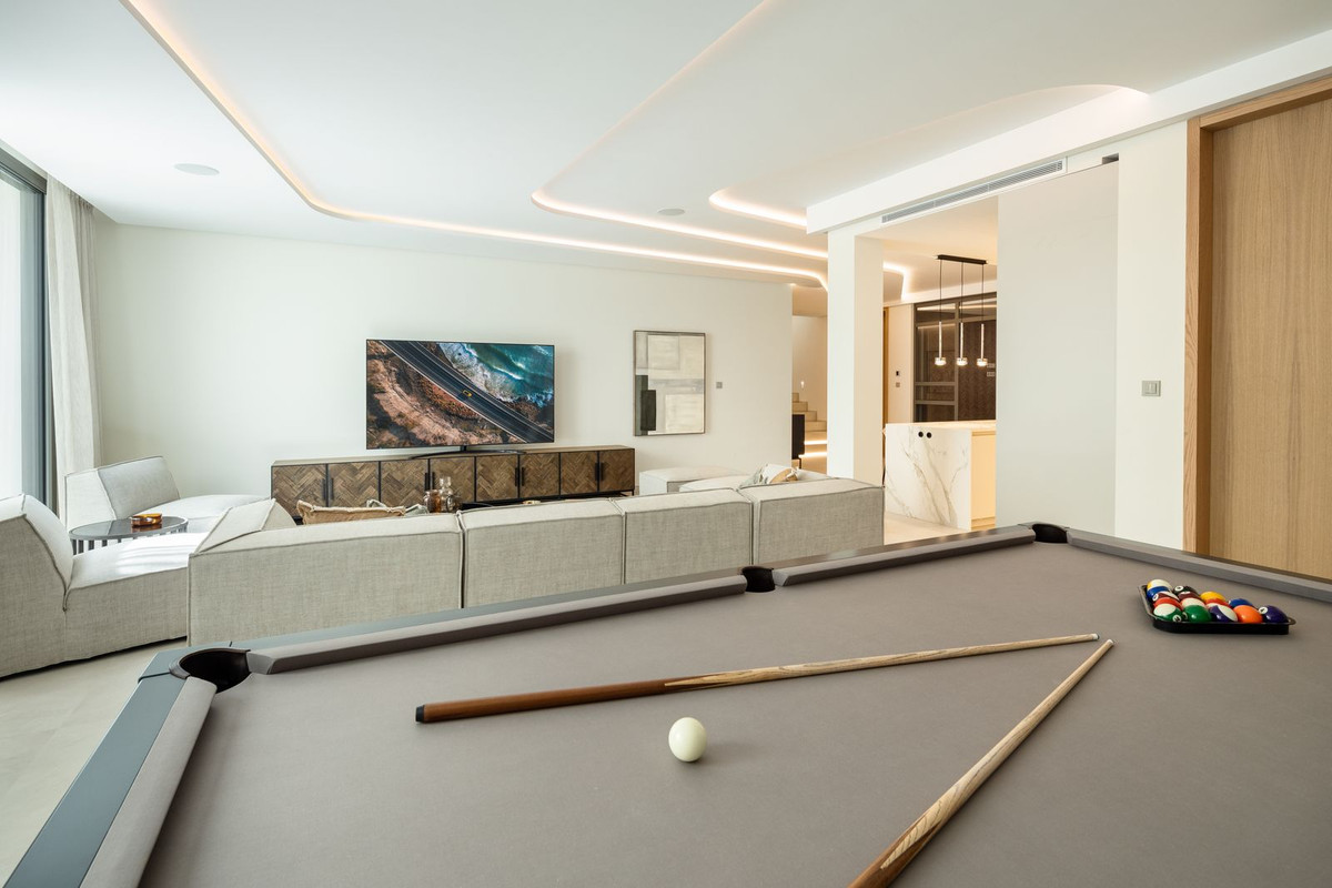 5 Bedroom Villa in Marbella - Photo 37