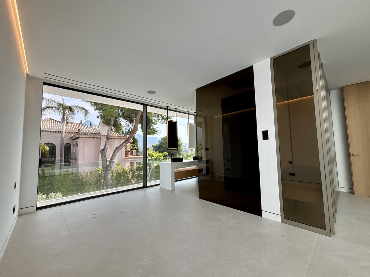 4 Bedroom Villa in Marbella - Photo 27