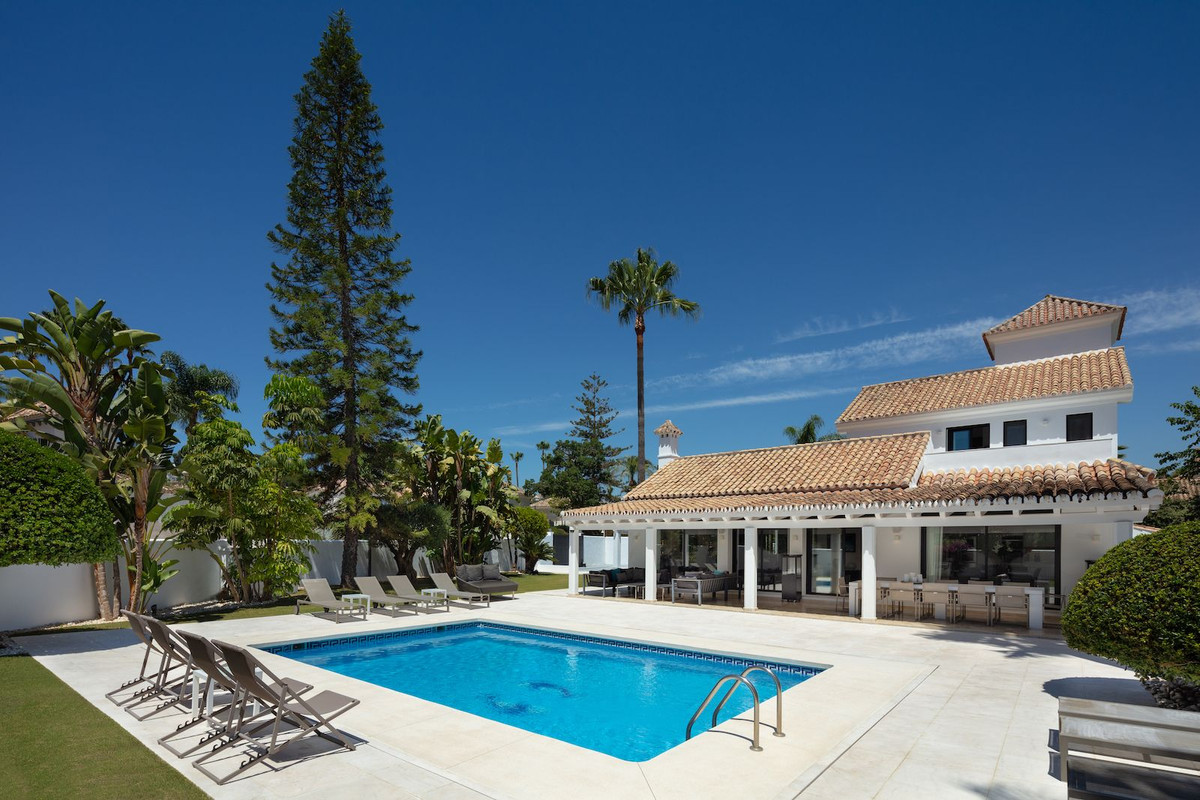 4 Bedroom Villa in Marbella - Photo 10