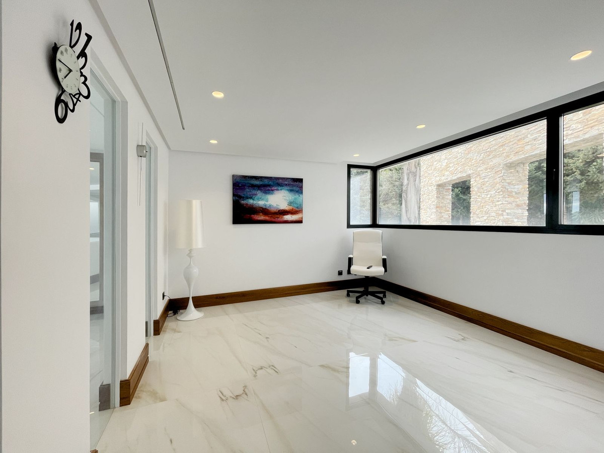 6 Bedroom Villa in San Roque - Photo 54