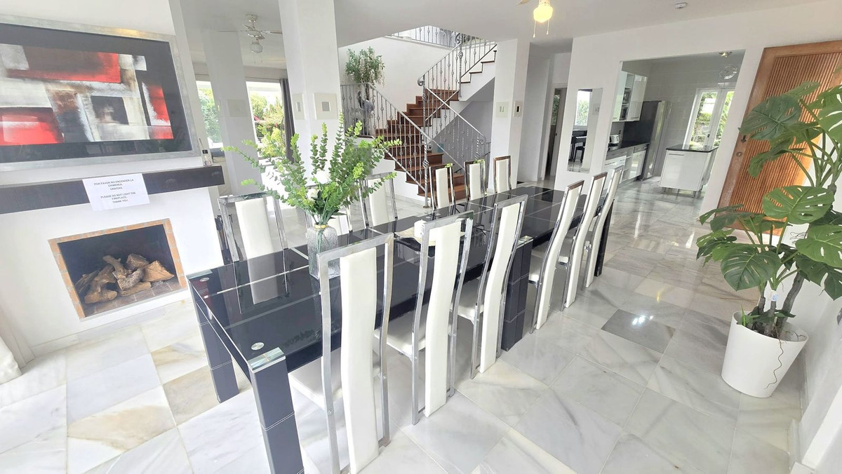 8 Bedroom Villa in Marbella - Photo 5