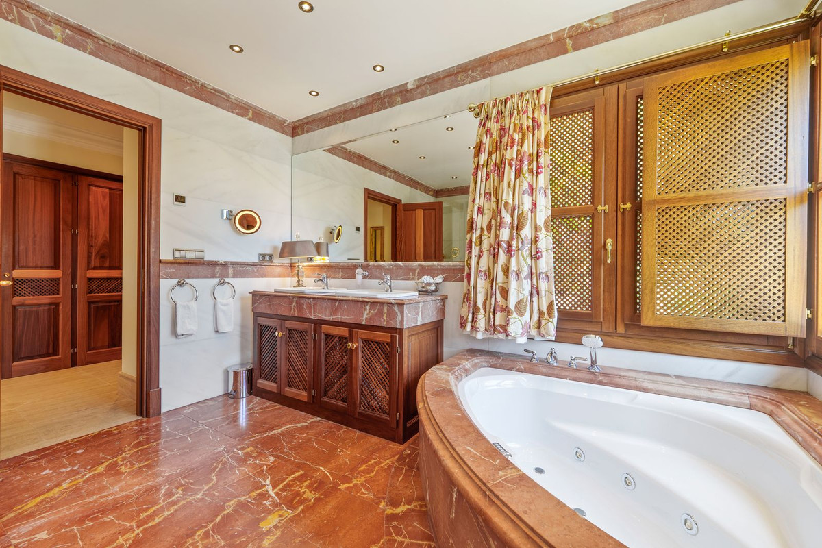 6 Bedroom Villa in Marbella - Photo 25