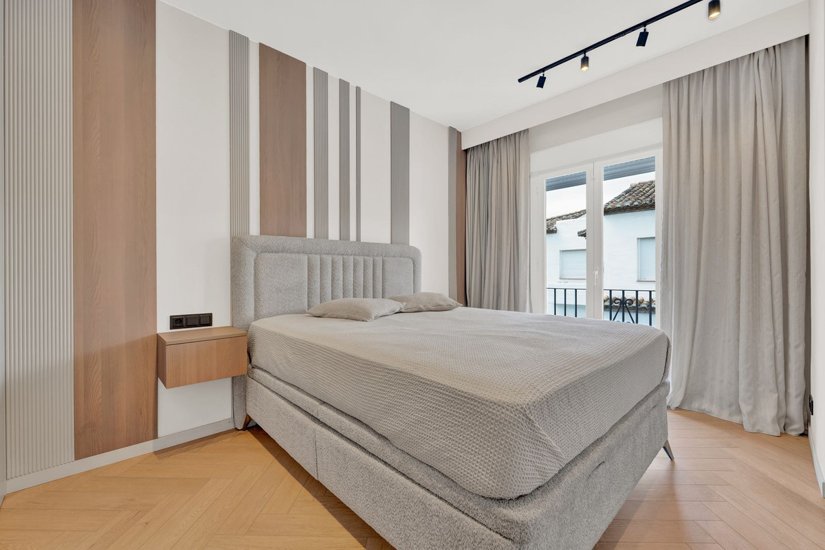 2 Bedroom Apartment in Estepona - Photo 8