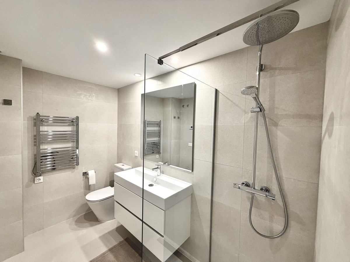 2 Bedroom Apartment in Estepona - Photo 32