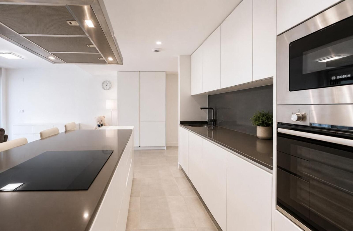 3 Bedroom Apartment in Estepona - Photo 5