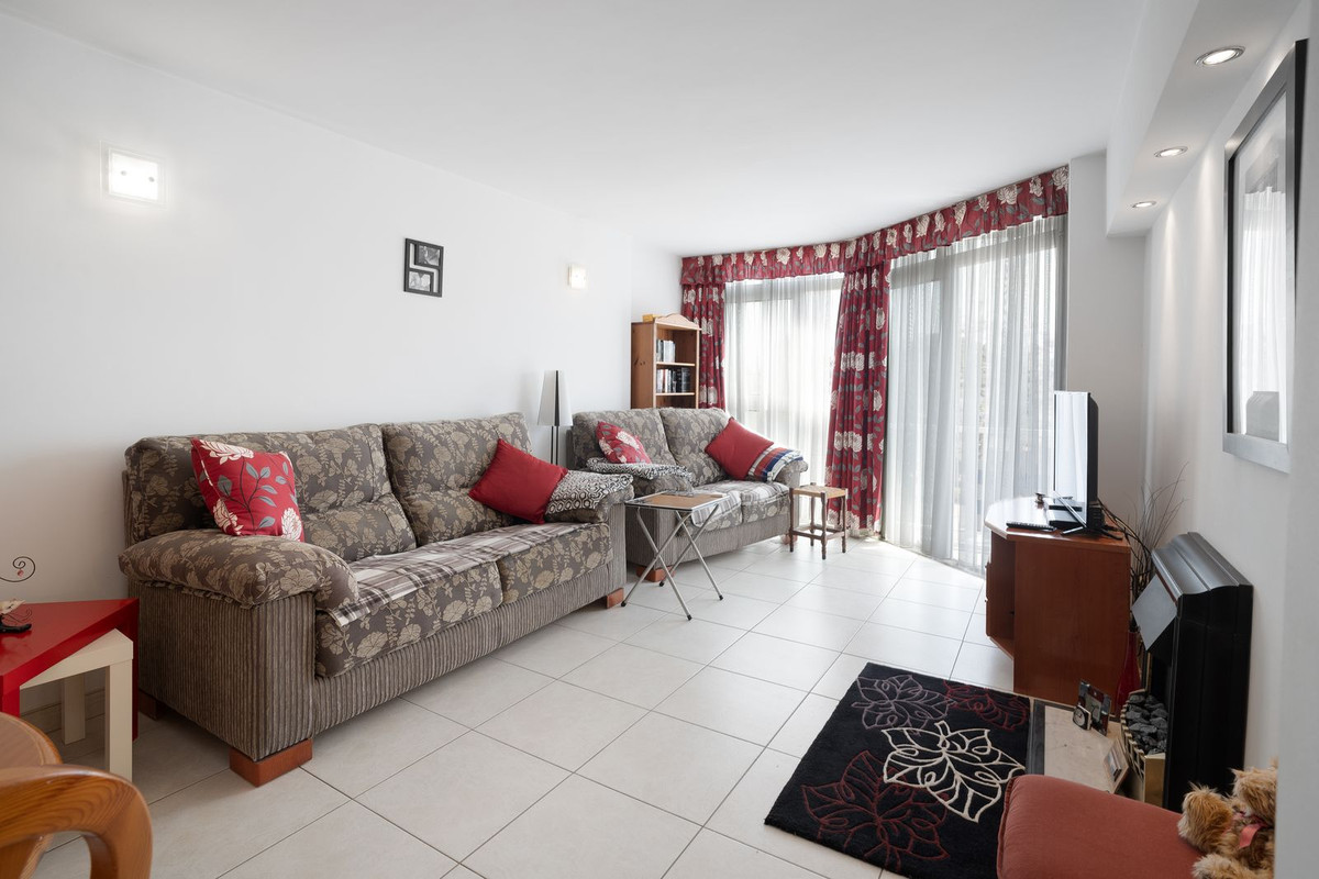 2 Bedroom Apartment in Benalmádena - Photo 8