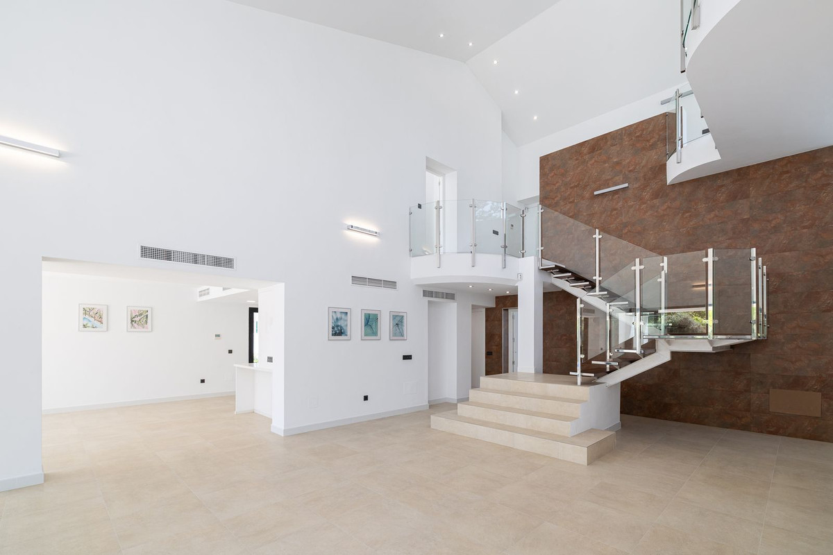 4 Bedroom Villa in San Pedro de Alcántara - Photo 16