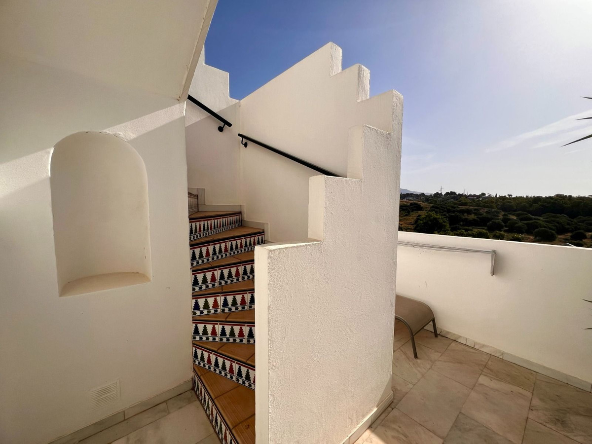 3 Bedroom Penthouse in Estepona - Photo 24