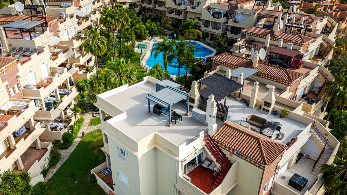 1 Bedroom Penthouse in Estepona - Photo 20