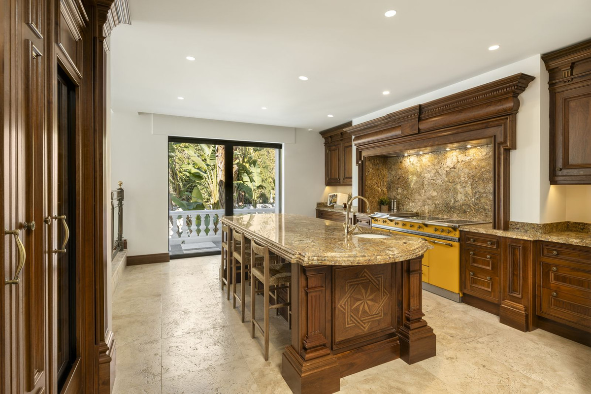 12 Bedroom Villa in Marbella - Photo 9