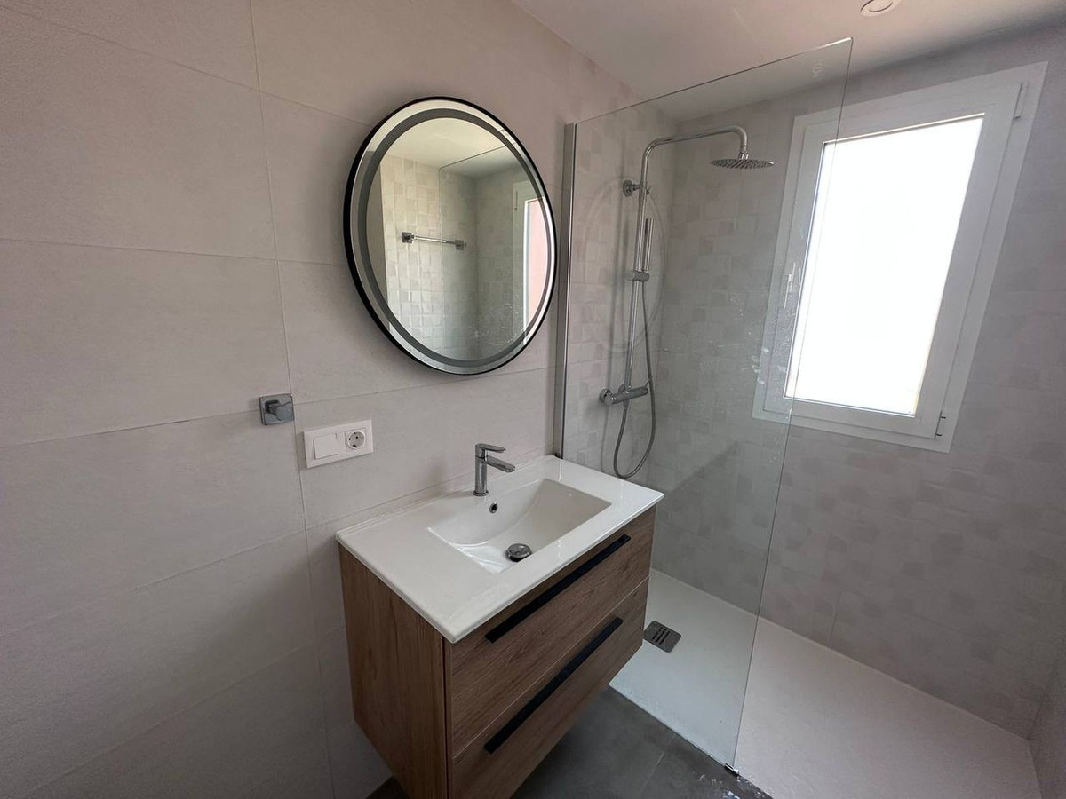 3 Bedroom Penthouse in Estepona - Photo 15