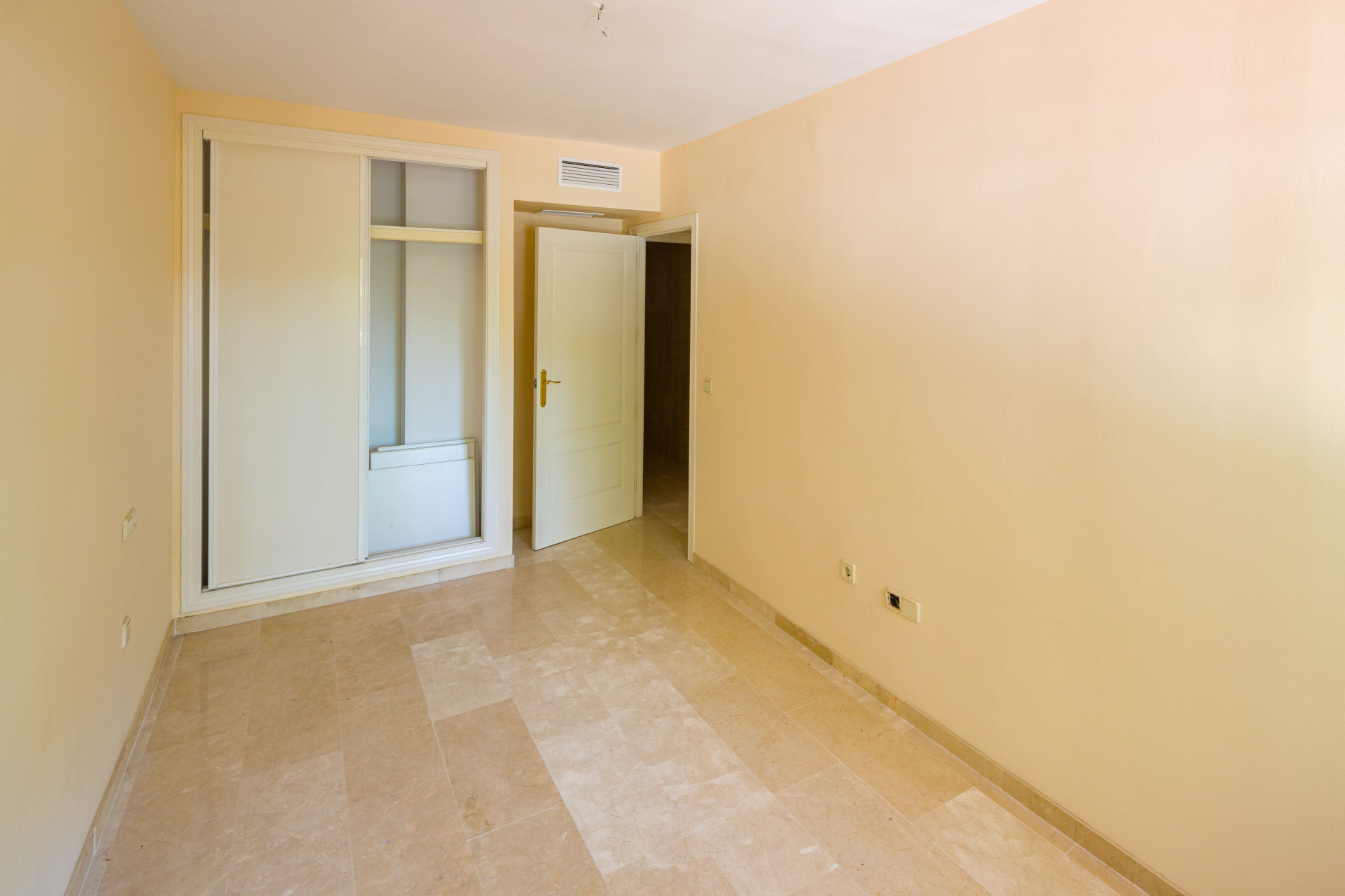 5 Bedroom Apartment in Estepona - Photo 10