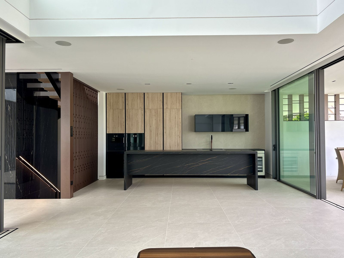 4 Bedroom Villa in Marbella - Photo 11