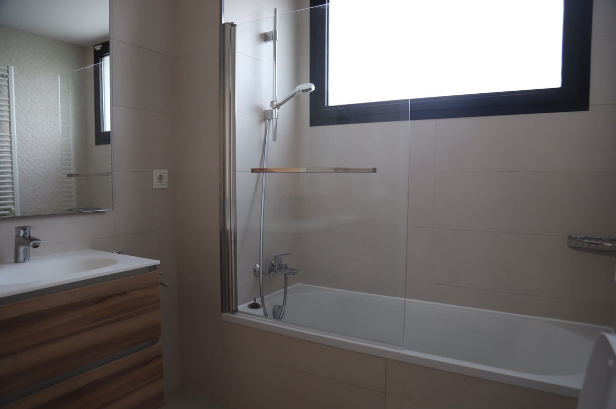 3 Bedroom Apartment in Estepona - Photo 18
