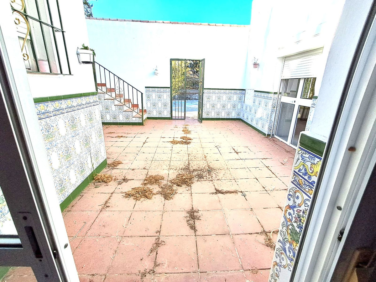 5 Bedroom Villa in Estepona - Photo 2