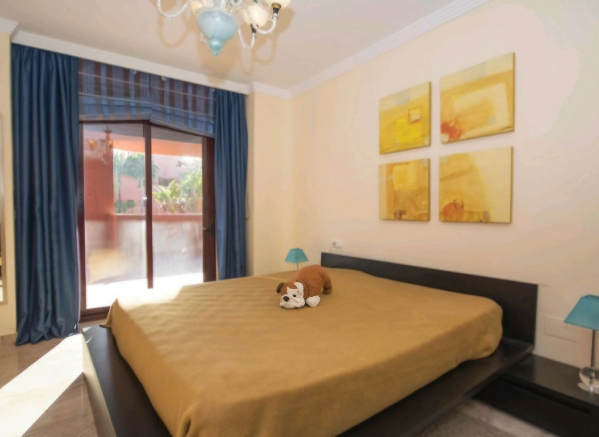 4 Bedroom Apartment in Estepona - Photo 8