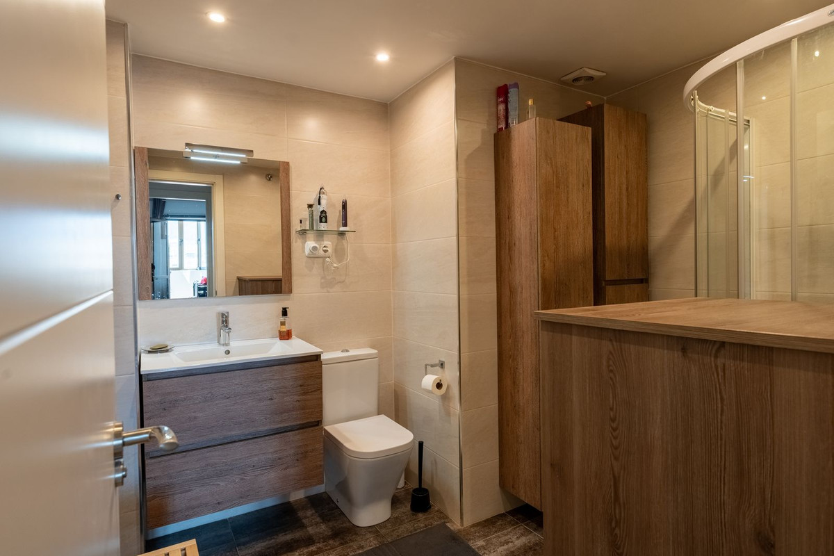 2 Bedroom Apartment in Fuengirola - Photo 9