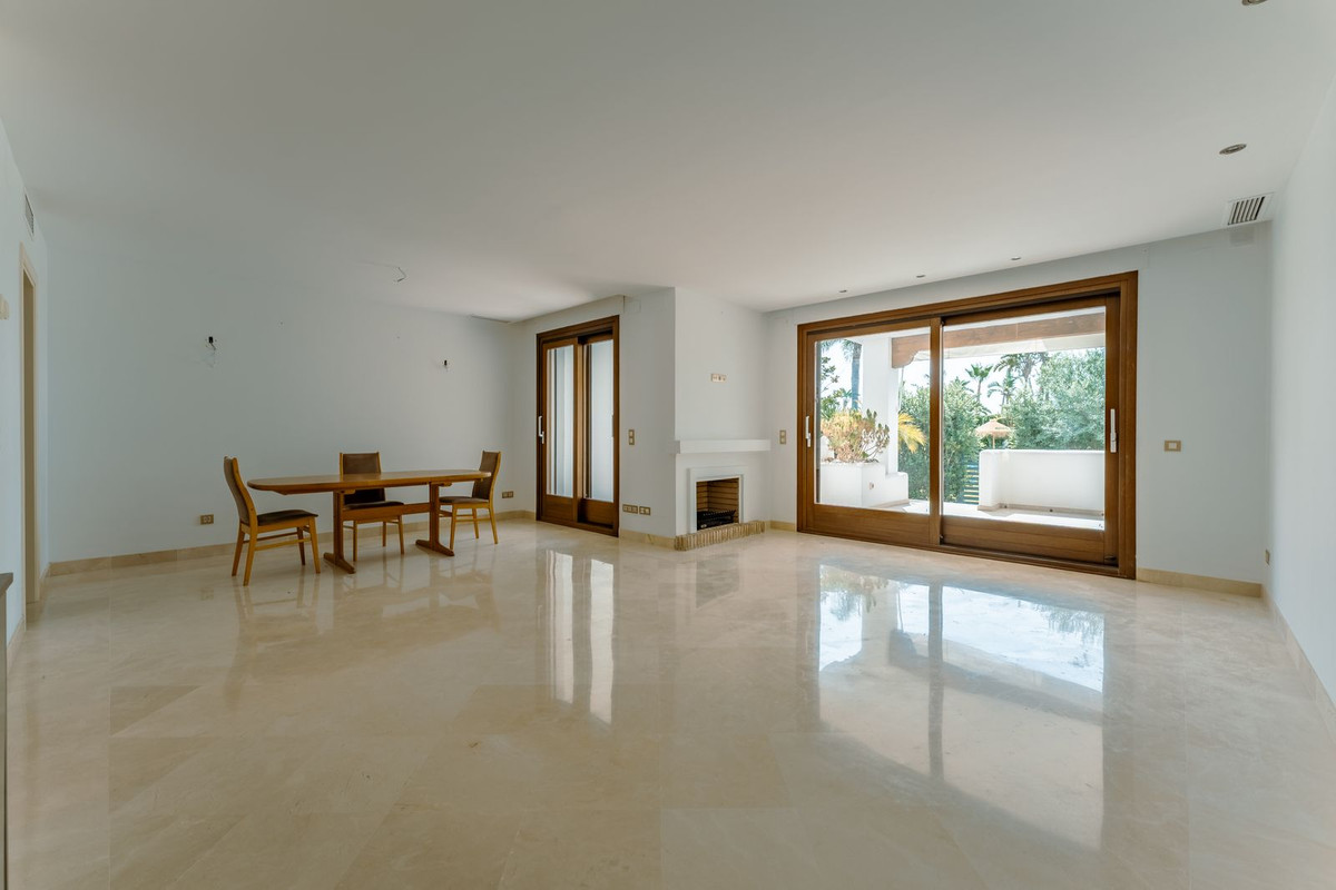 3 Bedroom Townhouse in Estepona - Photo 4