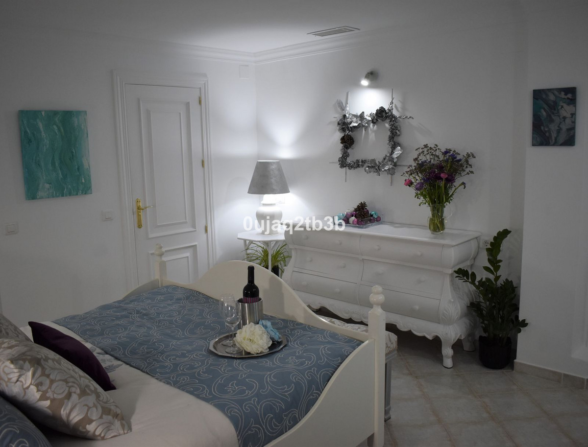 2 Bedroom Townhouse in Marbella - Photo 23