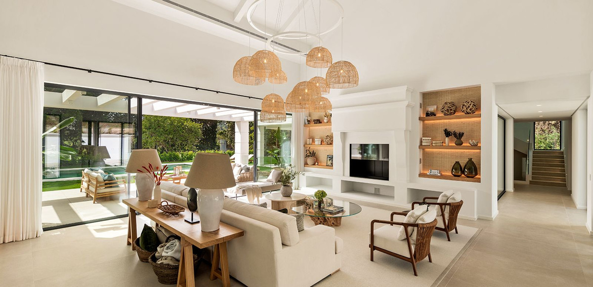 5 Bedroom Villa in Estepona - Photo 18