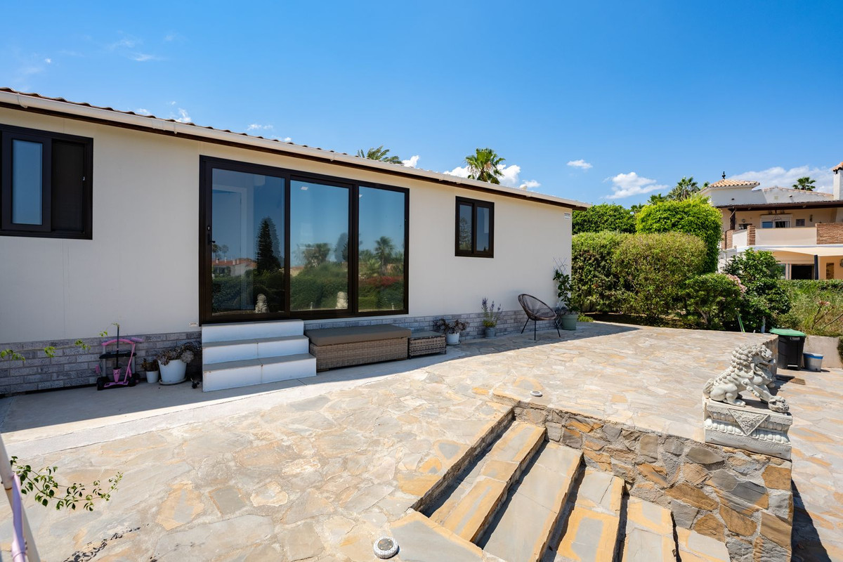4 Bedroom Villa in Estepona - Photo 40